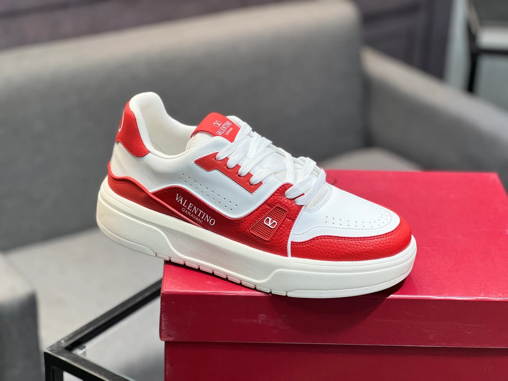 Men's men's shoes 💰660 𝑽𝒂𝒍𝒆𝒏𝒕𝒊𝒏𝒐 Valentino 𝑶𝒏𝒆𝑺𝒕𝒖𝒅 Couple's sneaker series Valentino 2025 latest couple's sneakers, celebrity style, hot sale. The original ZP was purchased and dismantled. Repeated pattern making and modification. I strive to restore the original version 1:1! Top luxury masterpiece, soft and comfortable, combining fashion and leisure, bringing excellent elegant texture and excellent on-foot comfort. Top purchase version upper: imported calfskin surface/original oil edge craftsmanship. Inner: water-dyed cowhide lining. Outsole: original development 𝐓𝐏𝐔 two-color combination outsole. Packaging: original configuration complete package. Code number: 35-44 yards. 34.45 can be customized. Can be customized (self-labeled-no label) order.